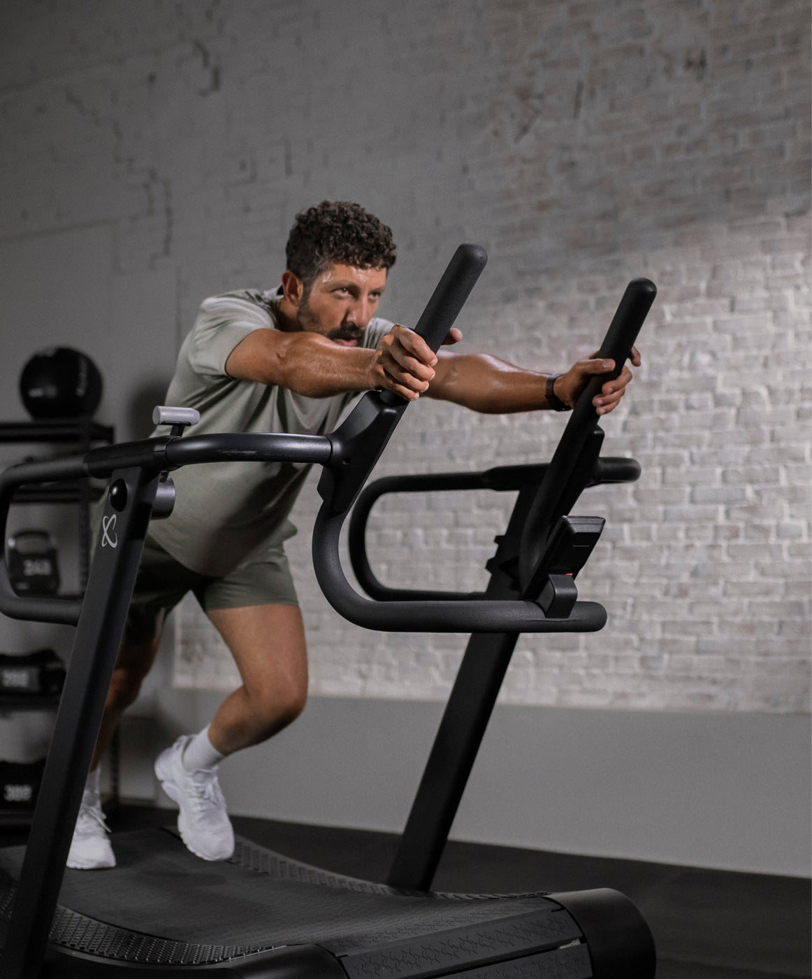 Motorless curved deck mimics natural stride and proper form